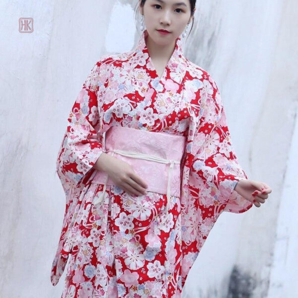 Vêtement kimono avec motifs inspirés du Japon