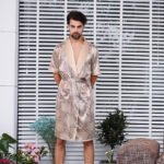 Kimono satin beige pour homme, élégant et confortable
