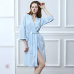 Peignoir kimono femme en bleu, style raffiné et moderne