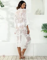 Robe kimono blanche, accessoire de mode essentiel