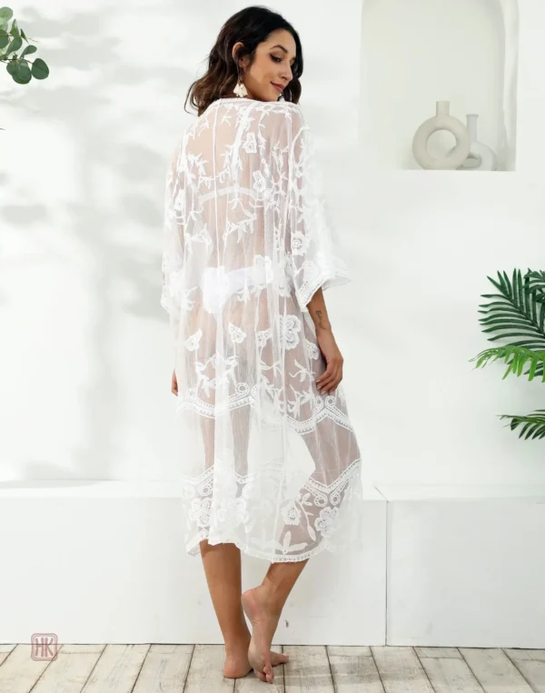 Robe kimono blanche, accessoire de mode essentiel