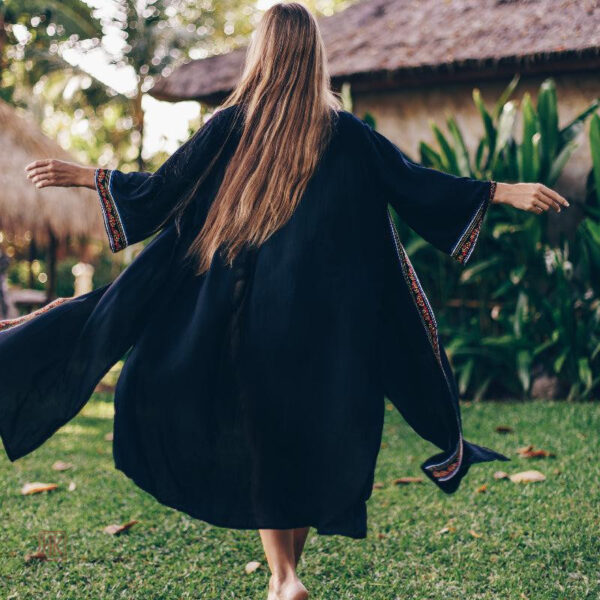 Kimono noir à porter sur un maillot de bain
