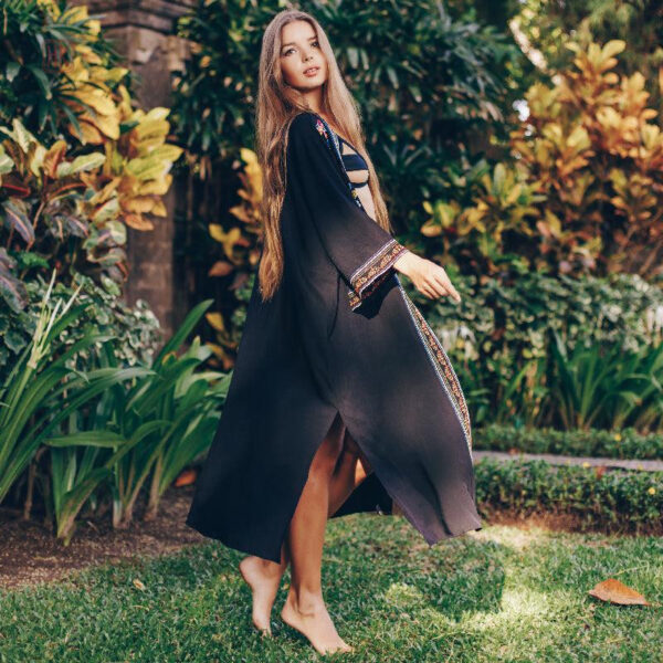 Style décontracté avec ce kimono plage noir