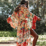 Vêtement de plage féminin à motif floral