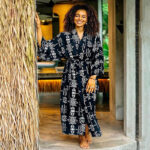 Kimono noir léger idéal pour les journées en bord de mer