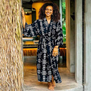 Kimono noir léger idéal pour les journées en bord de mer