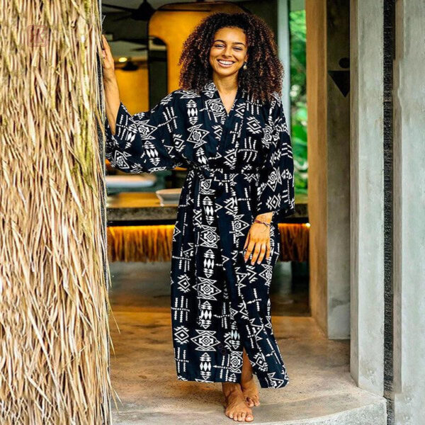 Kimono noir léger idéal pour les journées en bord de mer