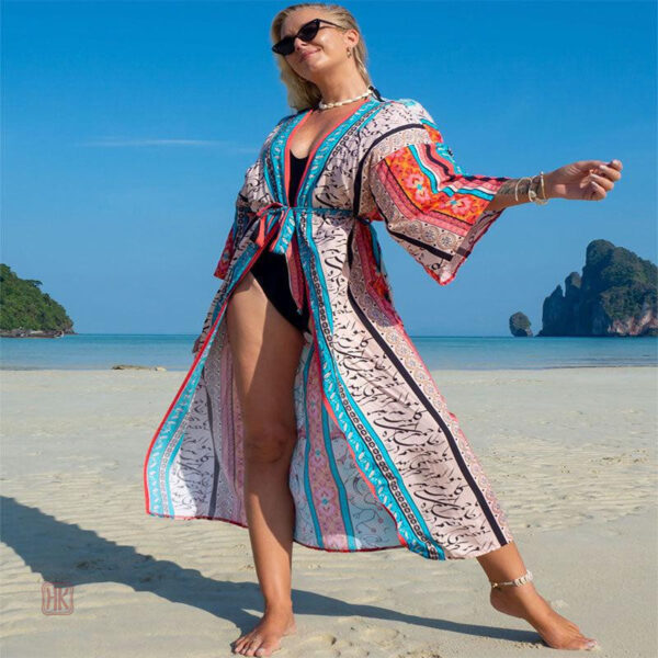 Kimono féminin idéal pour compléter une tenue estivale