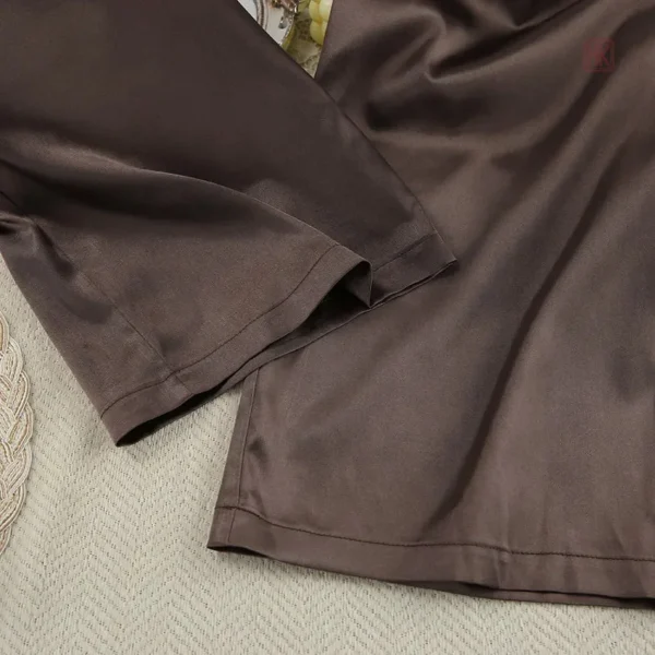 Vêtement de nuit marron en satin pour femme