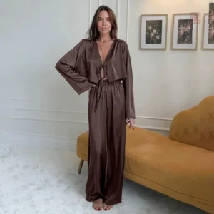 Pyjama kimono élégant en satin marron