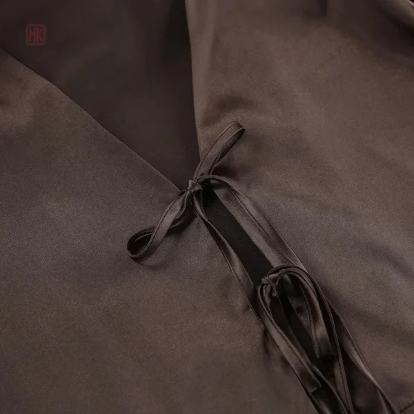 Pyjama marron en satin, idéal pour les soirées