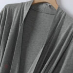 Peignoir long féminin en tissu léger et agréable