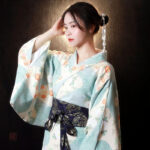 Robe Japonaise avec Motifs Fleuris
