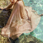 Robe kimono en satin doré, parfaite pour les occasions spéciales