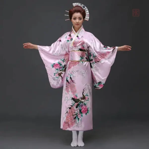 kimono-robe-japonaise-1 Kimono femme japonais élégant en robe traditionnelle