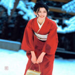 Robe kimono rouge avec motifs japonais raffinés