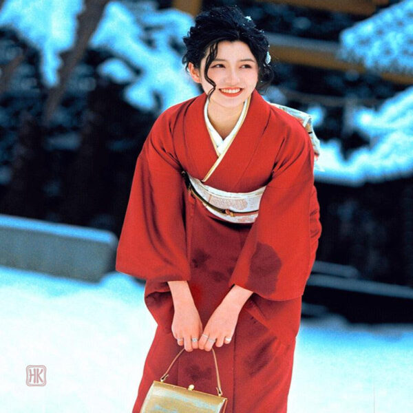 Robe kimono rouge avec motifs japonais raffinés