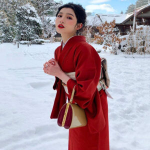 Kimono japonais rouge, parfait pour les occasions spéciales