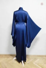 Style raffiné avec ce peignoir kimono bleu