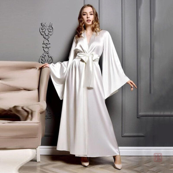 Vêtement féminin en satin blanc, style kimono raffiné