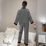 Vêtement de nuit confortable en satin noir
