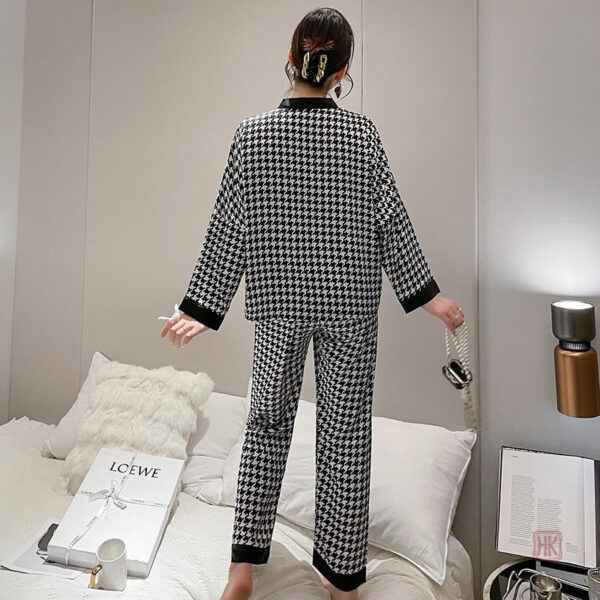 Vêtement de nuit confortable en satin noir