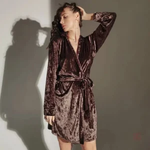 Peignoir kimono doux en satin, idéal pour la détente