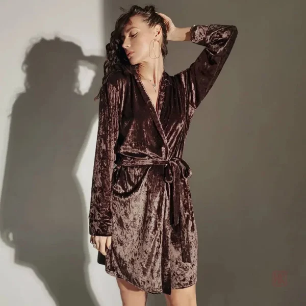 Peignoir kimono doux en satin, idéal pour la détente