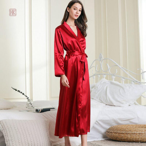 Peignoir satin femme, style chic et moderne en rouge