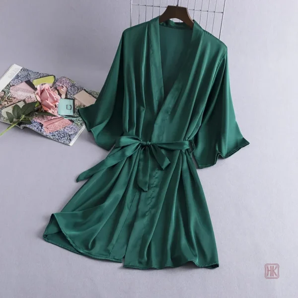 Kimono léger en satin vert pour un style chic