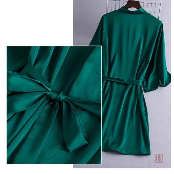 Peignoir vert en satin, idéal pour la détente