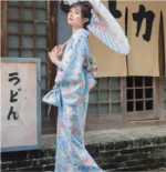 Kimono bleu fleuri traditionnel
