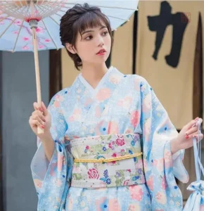 Robe kimono élégante avec motifs floraux