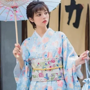 Robe kimono élégante avec motifs floraux