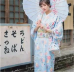 Kimono en bleu avec design floral distinctif