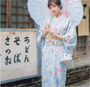 Kimono en bleu avec design floral distinctif