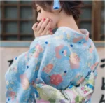 Vêtement kimono classique, motifs fleuris