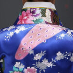Kimono féminin en bleu avec motifs subtils