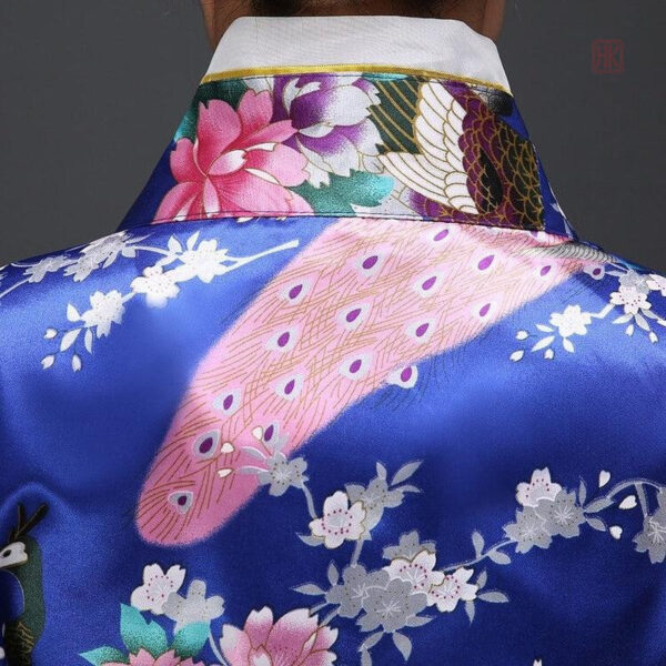 Kimono féminin en bleu avec motifs subtils