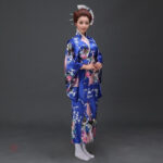 Kimono traditionnel japonais, coupe féminine en bleu