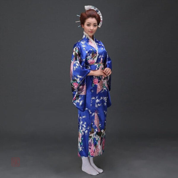 Kimono traditionnel japonais, coupe féminine en bleu