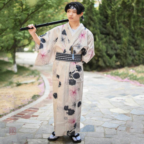 Kimono homme avec motifs floraux, style japonais élégant