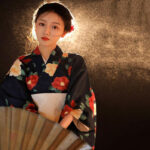 Kimono traditionnel noir avec design fleuri