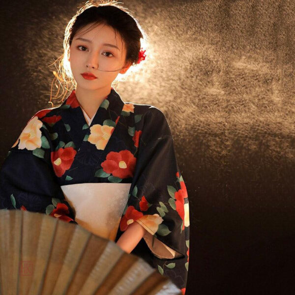 Kimono traditionnel noir avec design fleuri