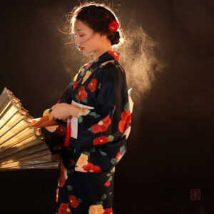 Vêtement japonais en tissu noir fleuri