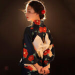 Robe kimono noire aux motifs floraux