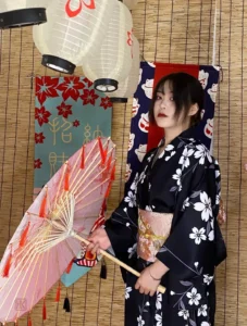 Robe kimono en noir, élégance et confort réunis