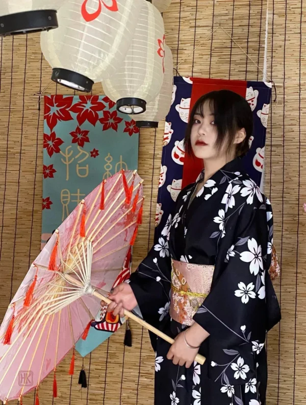 Robe kimono en noir, élégance et confort réunis