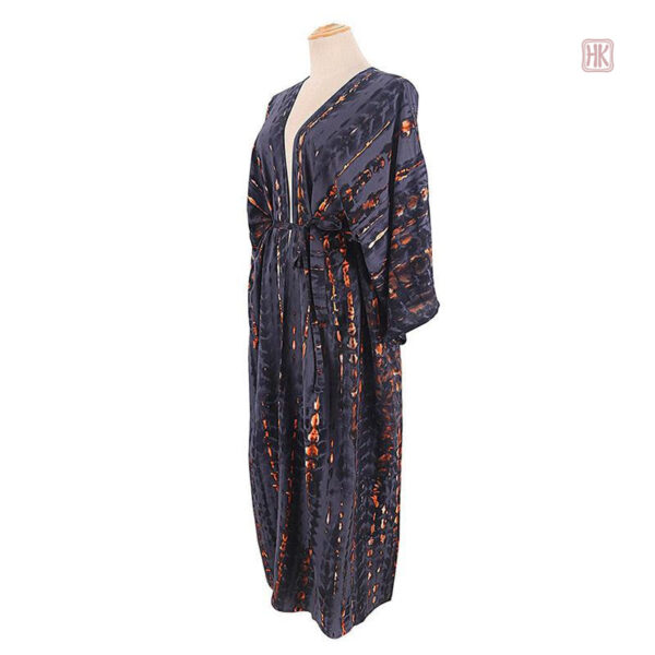 Long kimono noir, idéal pour un look décontracté