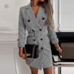 Manteau à carreaux long pour un style chic